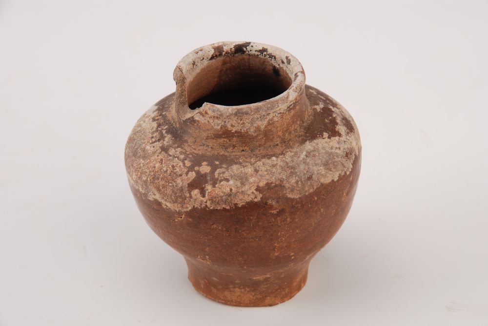 明酱釉直口丰肩收腹陶罐