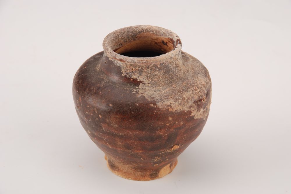 明酱釉侈口收腹陶罐