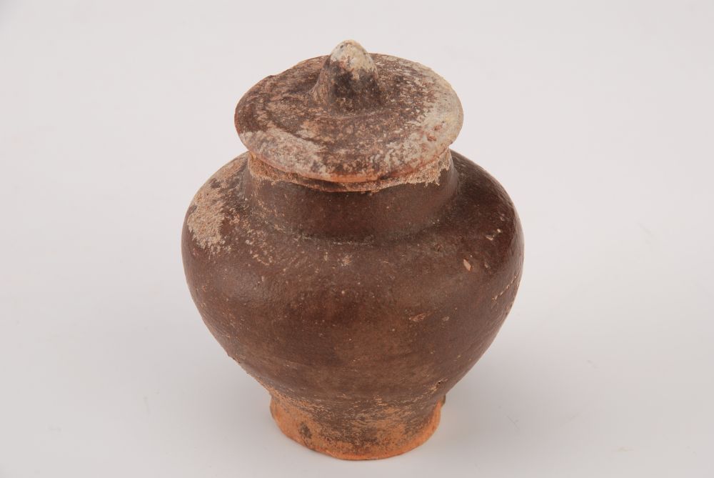 明酱釉乳凸钮盖陶罐