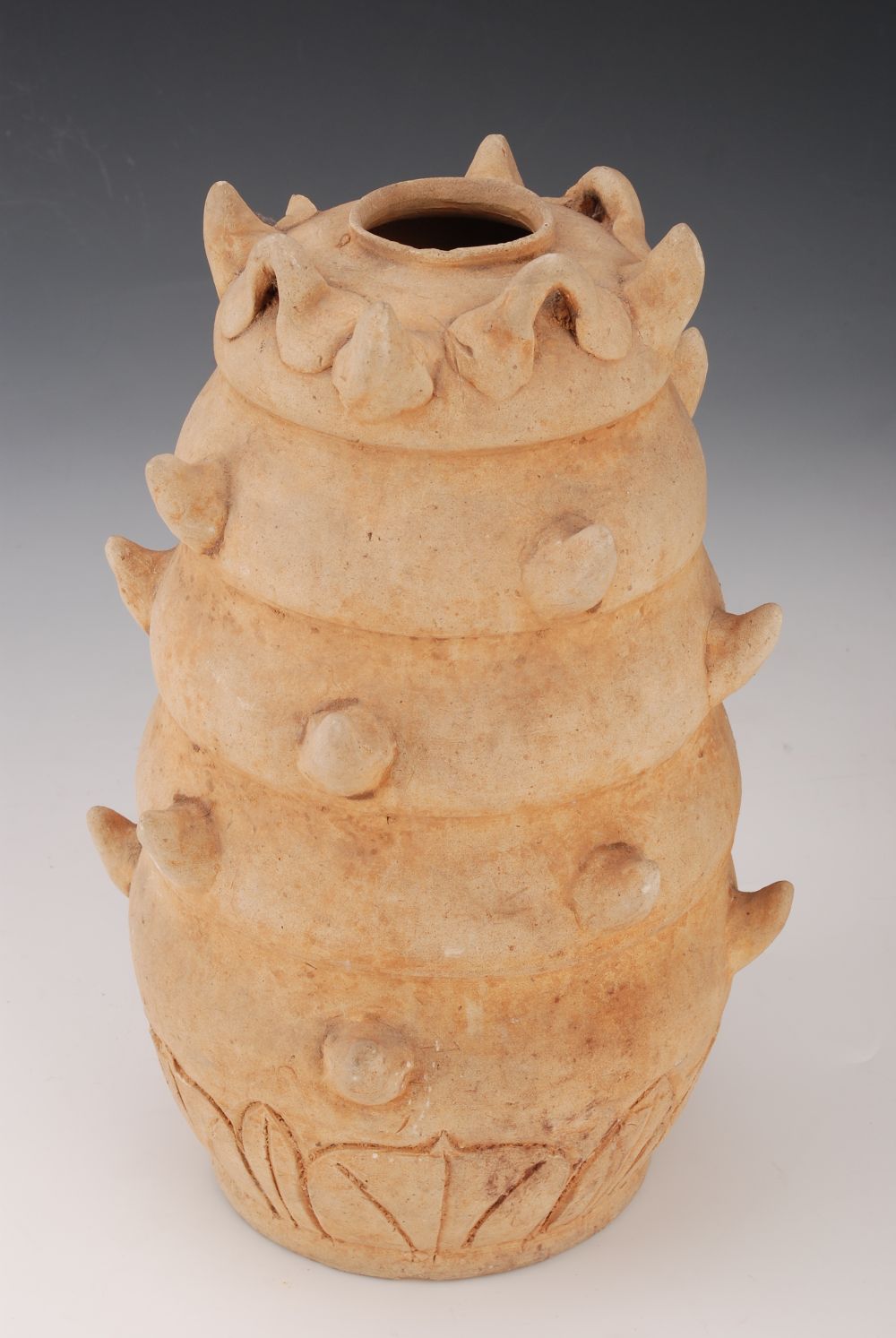 明仰莲纹出戟四系陶罐