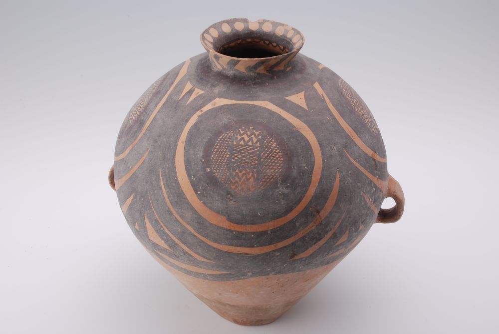 新石器时代旋涡纹双系彩陶壶