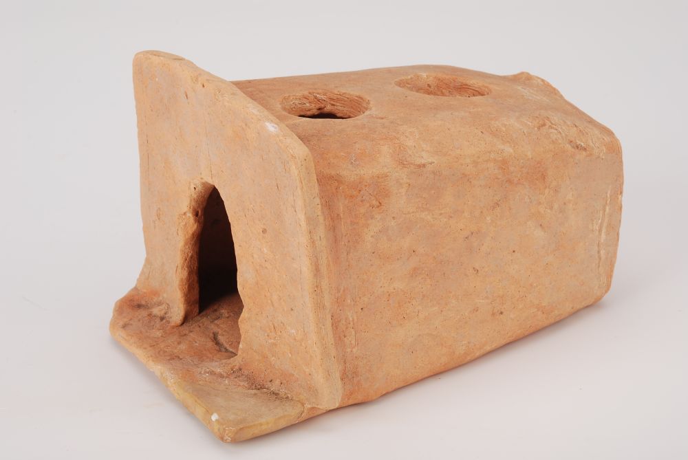 汉双火眼拱形门陶灶