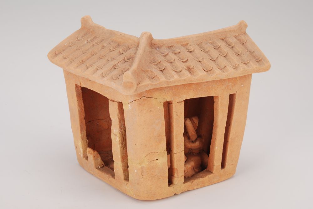 汉曲尺形带畜圈三脊陶屋