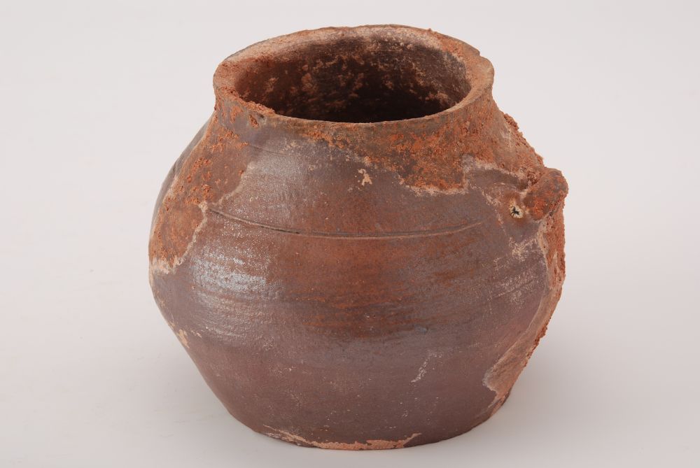 汉褐釉弦纹双系平底陶罐