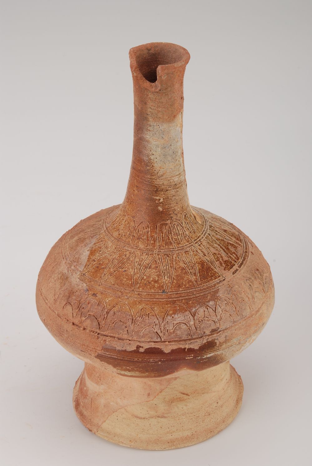 汉青釉刻划叶脉纹长颈高足陶瓶