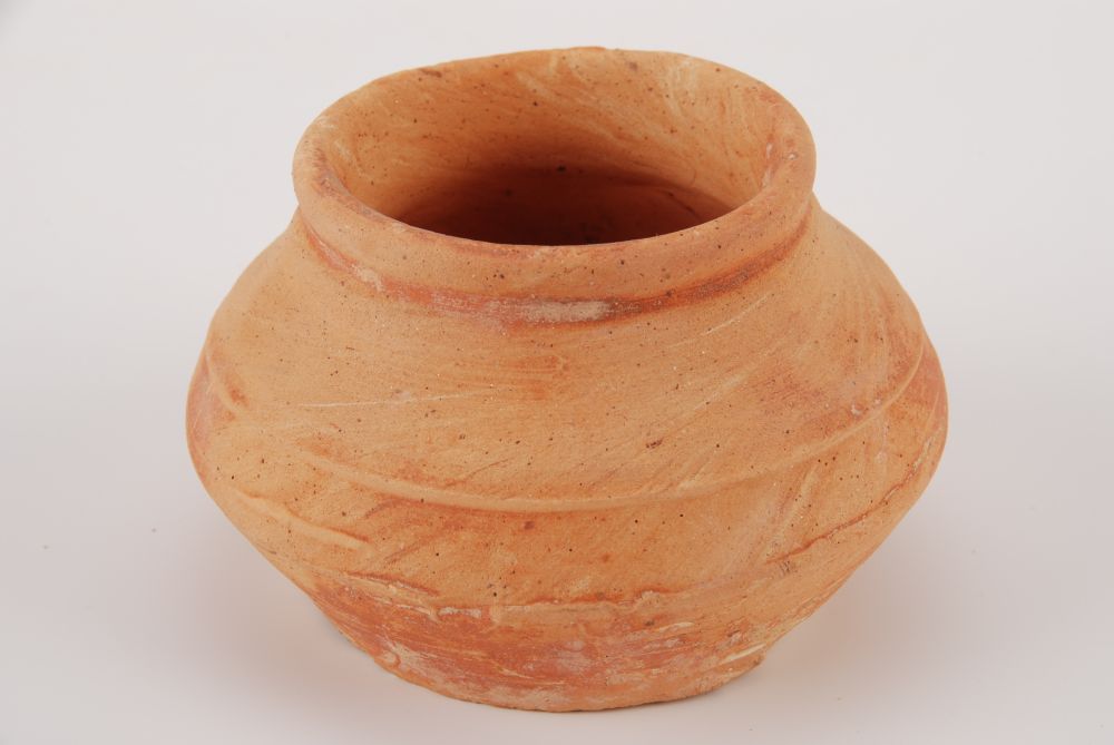 汉敞口束颈平底陶甑