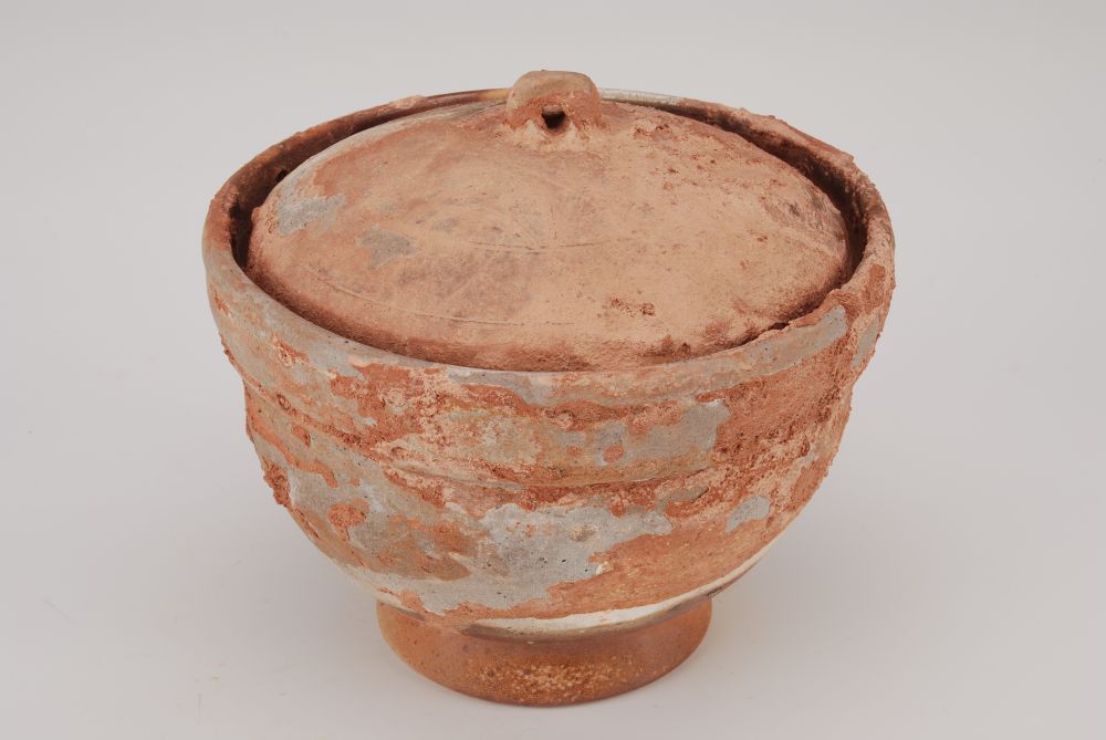 汉镂孔刻划叶纹桥形钮盖陶簋