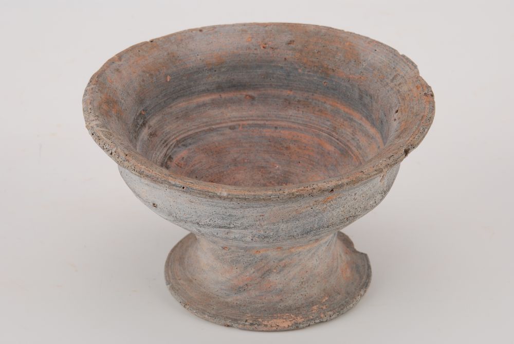 东汉敞口折腹撇足陶豆