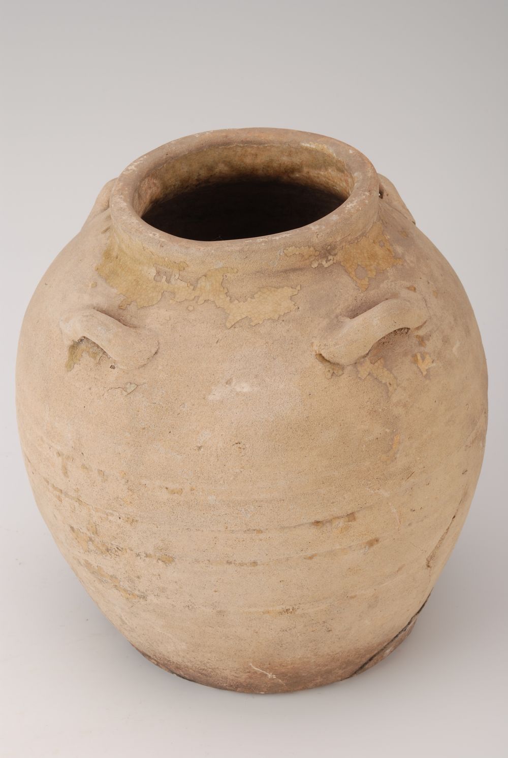 南朝青釉弦纹四系陶罐