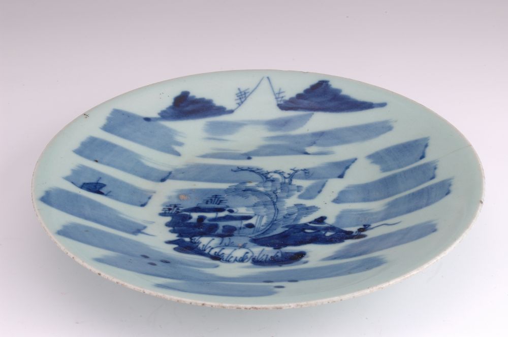 豆青釉青花山水纹盘