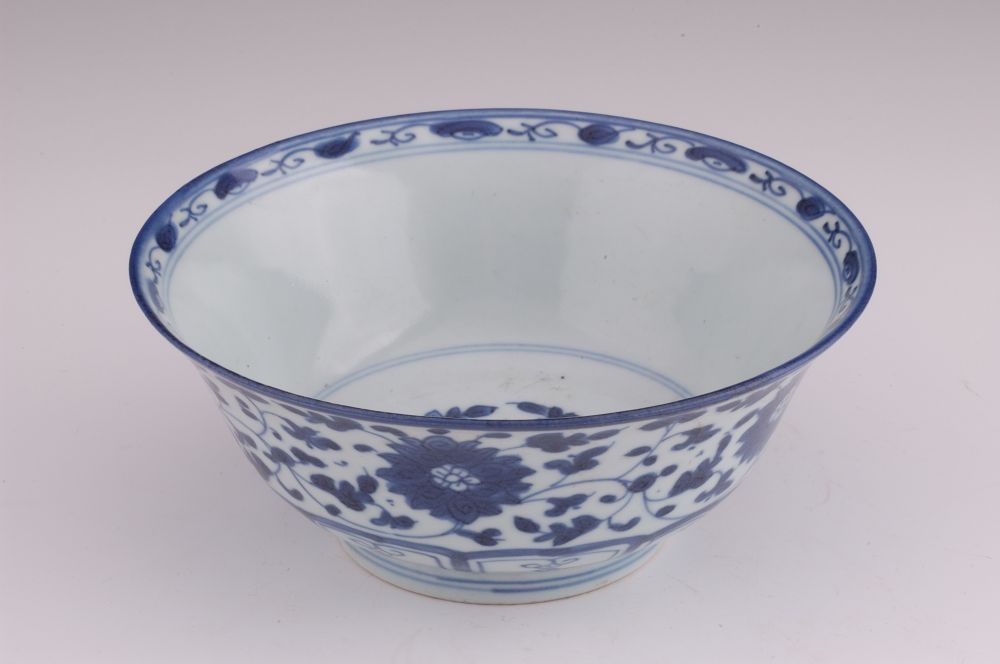 青花缠枝莲纹碗