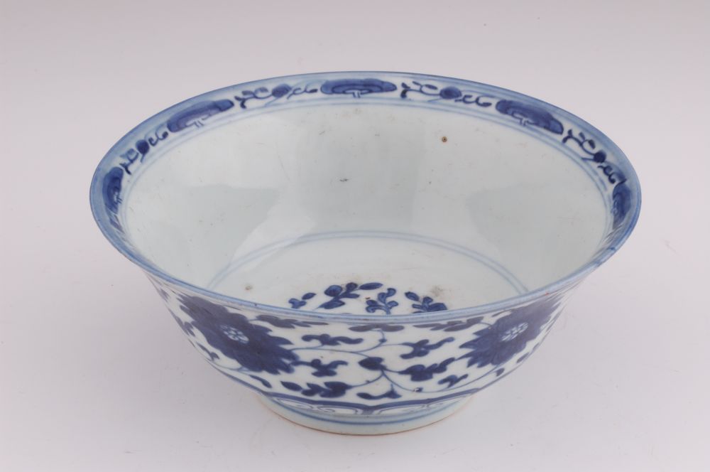 青花缠枝莲纹碗