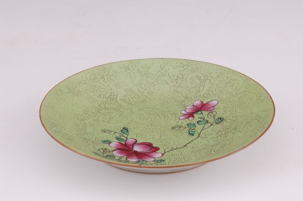 绿地粉彩折枝花卉纹碟