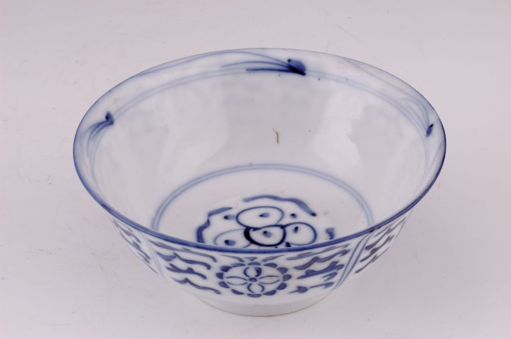 青花花卉纹碗