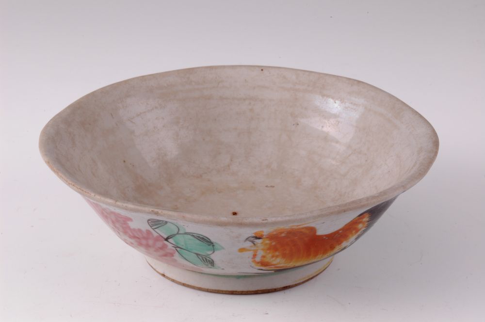 粉彩公鸡芭蕉纹碗