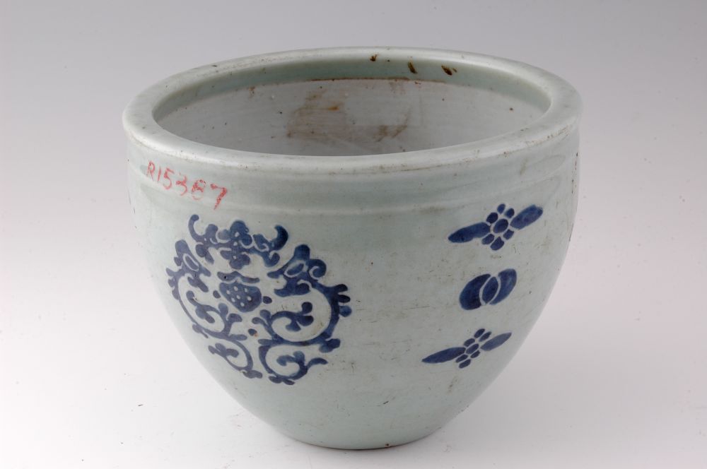 豆青釉青花夔龙纹缸