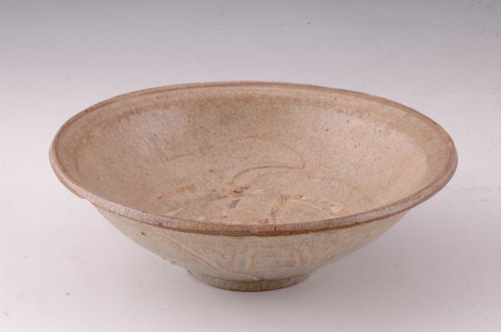 青黄釉刻花花瓣纹碗